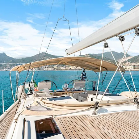 Private Sail Yacht On The Amalfi Coast Escape The Crowds In Style 船屋 波西塔諾