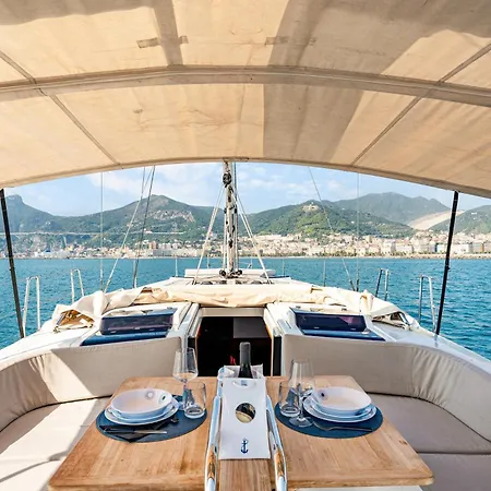 Private Sail Yacht On The Amalfi Coast Escape The Crowds In Style 船屋
