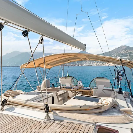 Private Sail Yacht On The Amalfi Coast Escape The Crowds In Style 波西塔諾